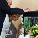 Kongeparet fikk omvisning i den nye barnehagen på Værøy, og kunne blant annet beundre akvariet. Foto: Sven Gj. Gjeruldsen, Det kongelige hoff
